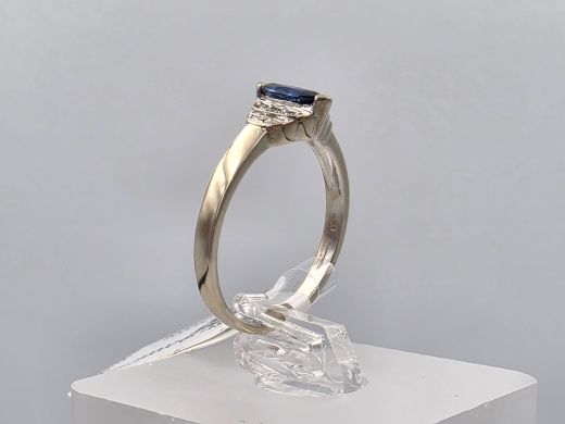 Gold ring with sapphire, 2.44 g, size 17