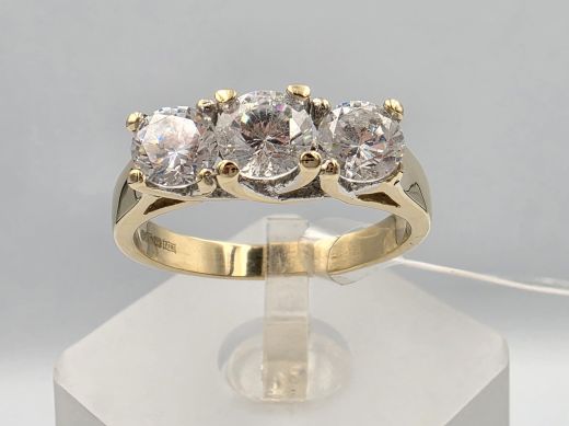 Gold ring with zircon