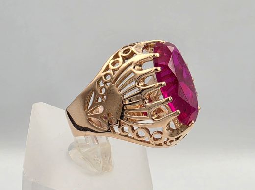 Gold ring with corundum