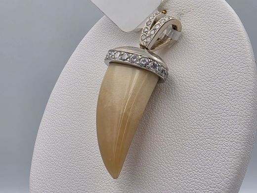 Gold pendant with diamond and chalcedony, 6.22 g