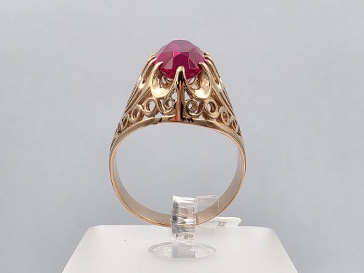 Gold ring with corundum
