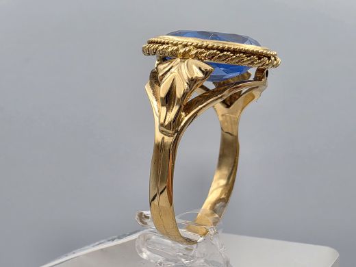 Gold ring with corundum, 5.25 g, size 19