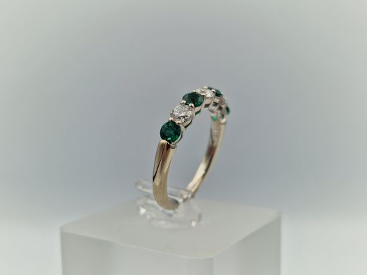 Zelta gredzens ar briljantiem un smaragdiem, 3.21 g, izm. 17.5
