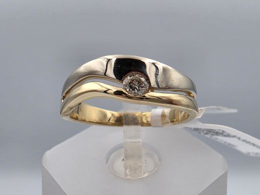 Gold ring with diamond, 3.64 g, size 17.5