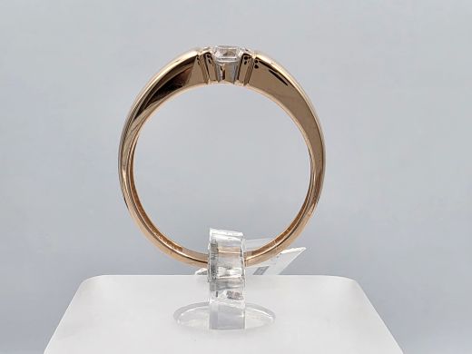 Gold ring with zircon