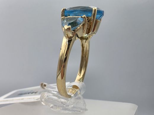 Gold ring with topaz, 3.53 g, size 16.5