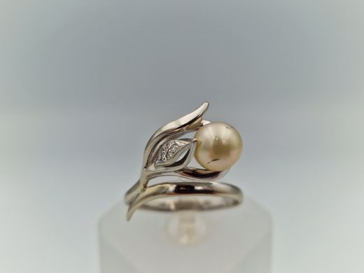 Золотое кольцо с бриллиантом, 3.28 г, разм. 17.5