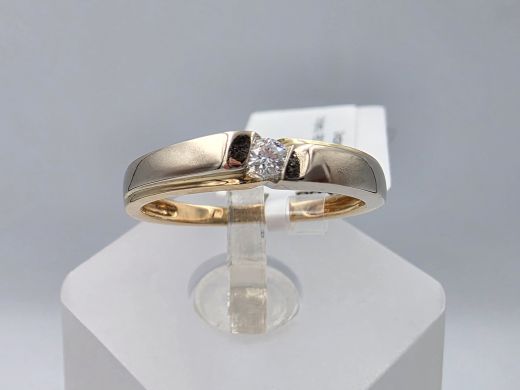 Gold ring with diamond, 1.90 g, size 16