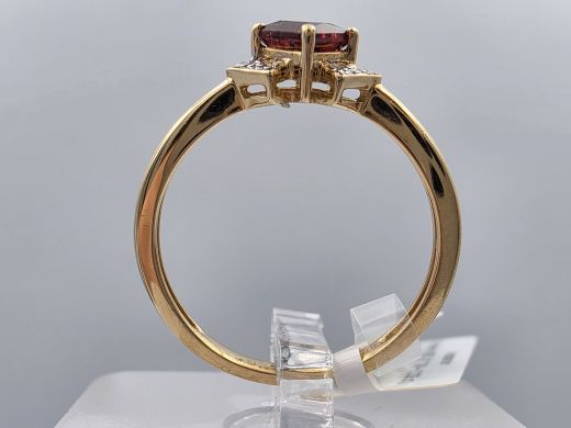Gold ring with diamonds