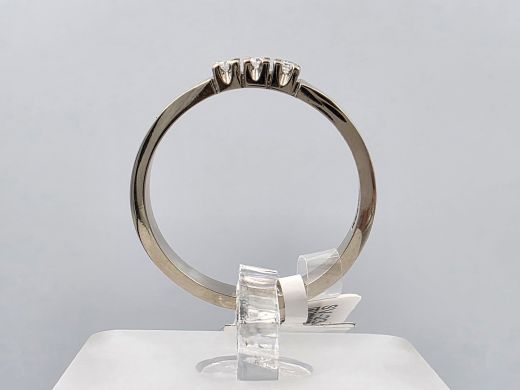 Gold ring with diamond, 2.82 g, size 18