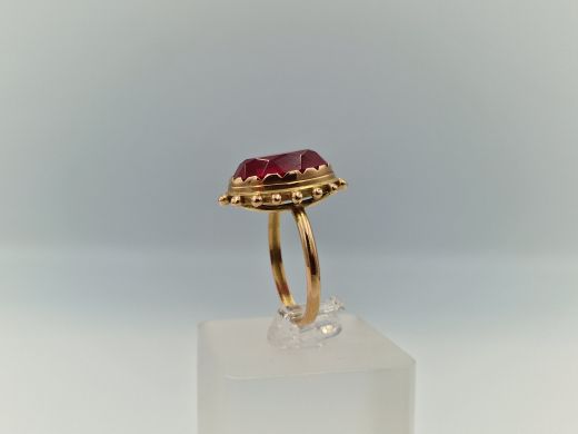 Zelta gredzens ar koraļļi, 6.15 g, izm. 19