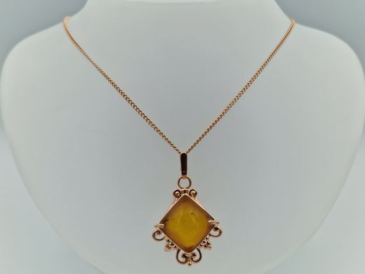 Золотой кулон с цепочкой с янтарьом, 8.81 г