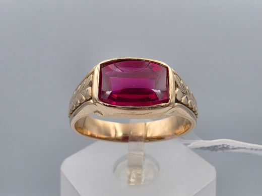 Gold ring with corundum