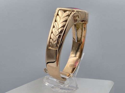 Gold ring with corundum
