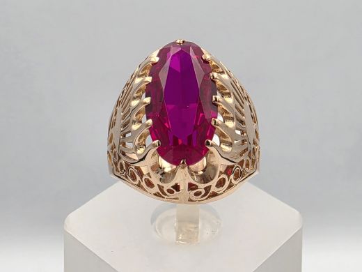 Gold ring with corundum