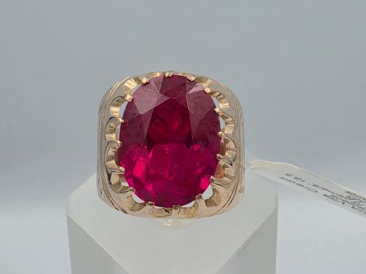 Gold ring with corundum
