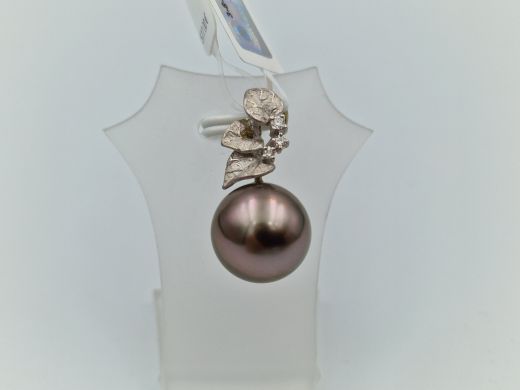 Zelta kulons ar briljantiem, 4.87 g