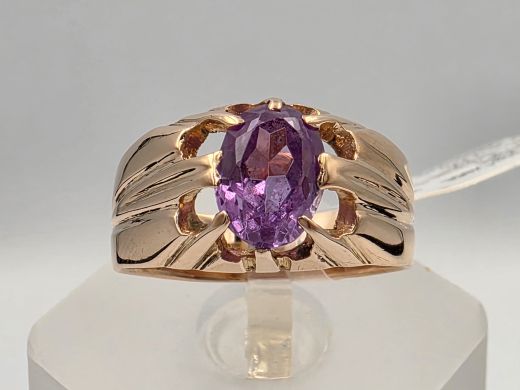 Gold ring with corundum