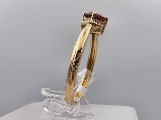 Gold ring with diamonds