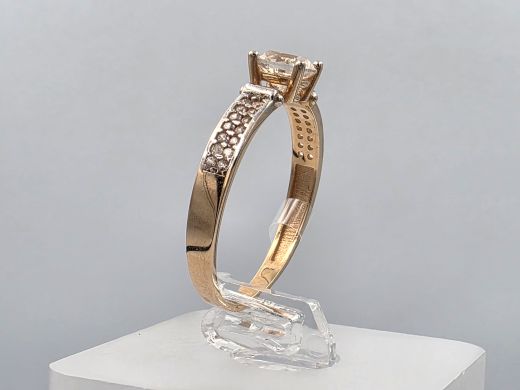 Gold ring with zircon, 2.02 g, size 20
