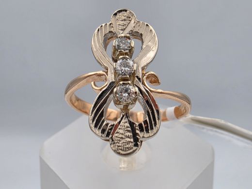Gold ring with diamonds