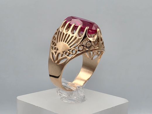 Gold ring with corundum