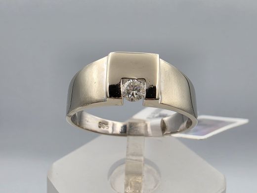 Gold ring with diamonds