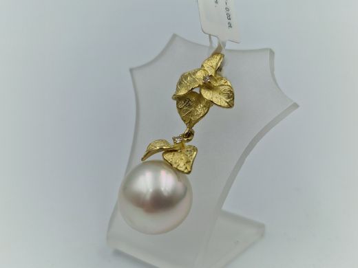 Zelta kulons ar briljantiem, 5.97 g