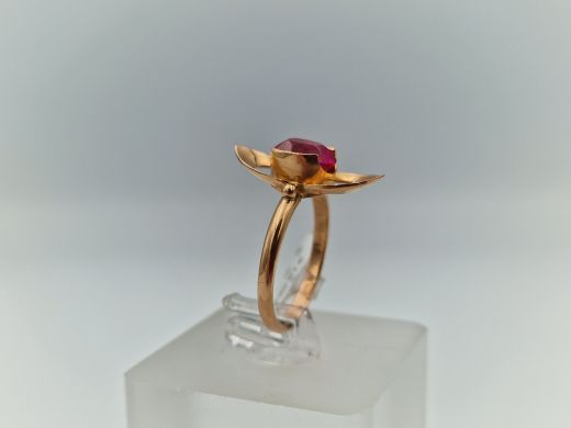 Золотое кольцо с кораллом, 2.69 г, разм. 16.5