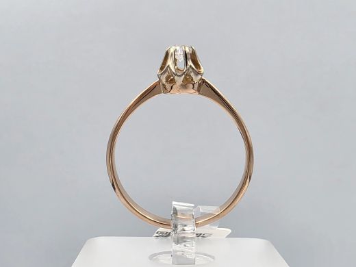 Gold ring with zircon