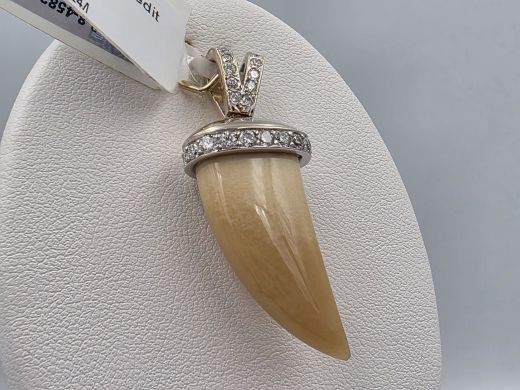 Gold pendant with diamond and chalcedony, 6.22 g