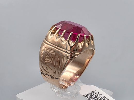 Gold ring with corundum