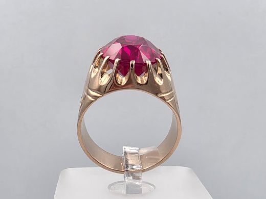 Gold ring with corundum