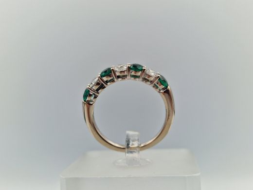 Zelta gredzens ar briljantiem un smaragdiem, 3.21 g, izm. 17.5