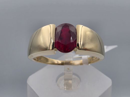 Gold ring with ruby, 4.17 g, size 21