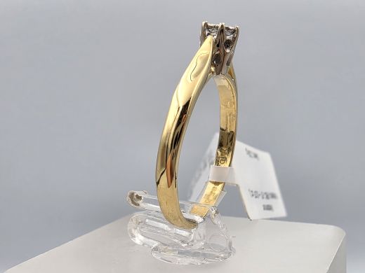 Gold ring with diamond, 2.29 g