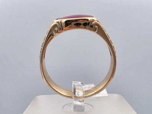Gold ring with corundum