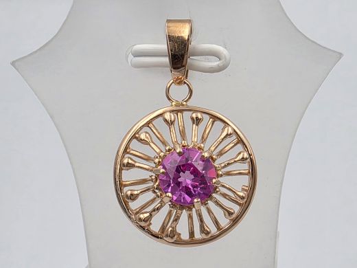 Gold pendant with corundum