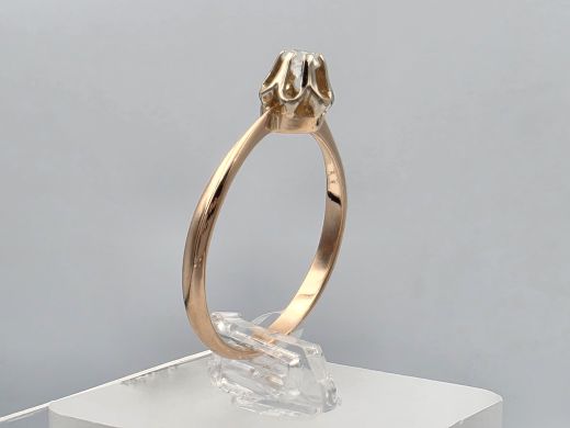 Gold ring with zircon