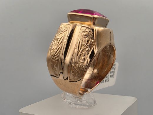 Золотое кольцо с корундом, 12.34 г, разм. 18