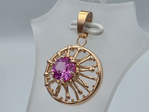 Gold pendant with corundum