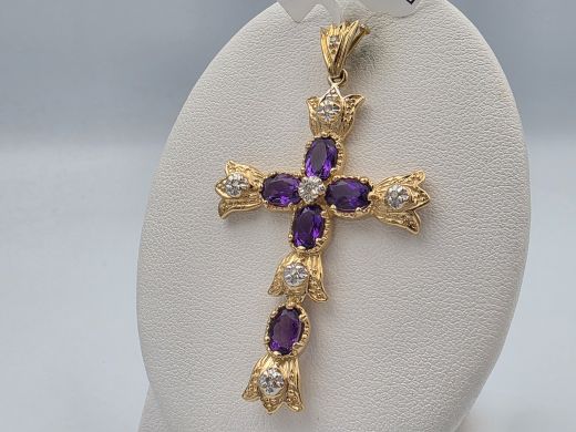 Gold cross with diamond and amethyst, 6.57 g