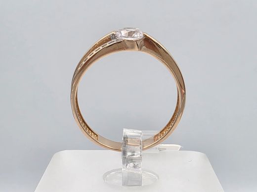 Gold ring with zircon