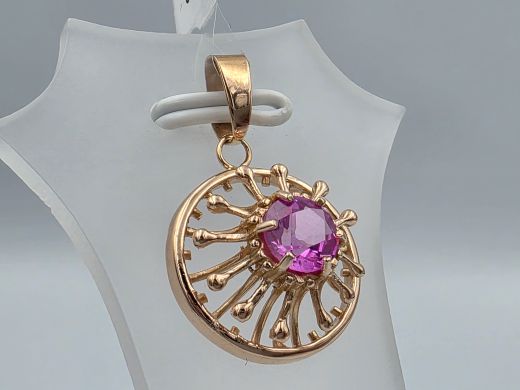 Gold pendant with corundum