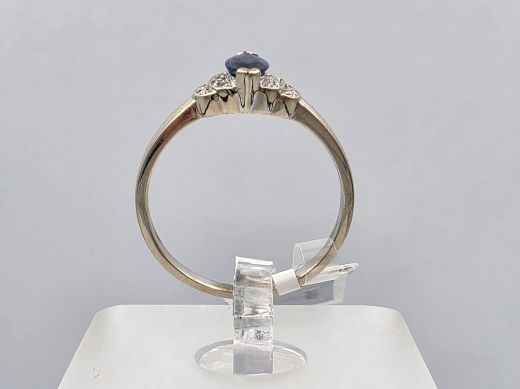 Gold ring with sapphire, 2.44 g, size 17