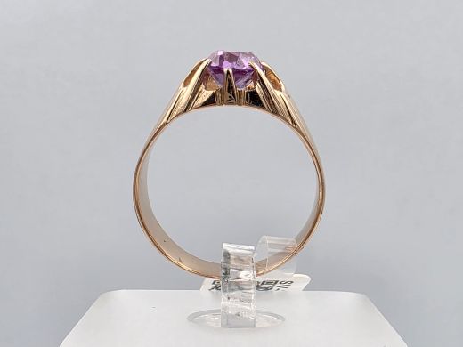 Gold ring with corundum