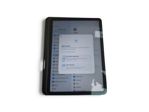Apple iPad Air 5Th Generation A2588 64 gb