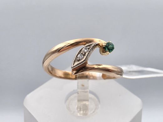 Gold ring with diamond and emerald, 2.26 g, size 16.5