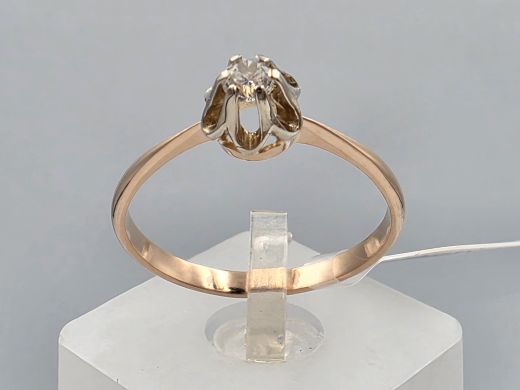 Gold ring with zircon