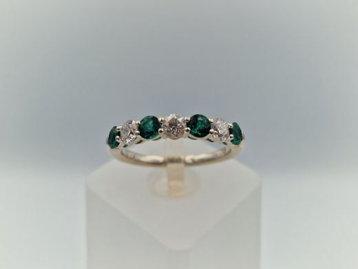 Zelta gredzens ar briljantiem un smaragdiem, 3.21 g, izm. 17.5